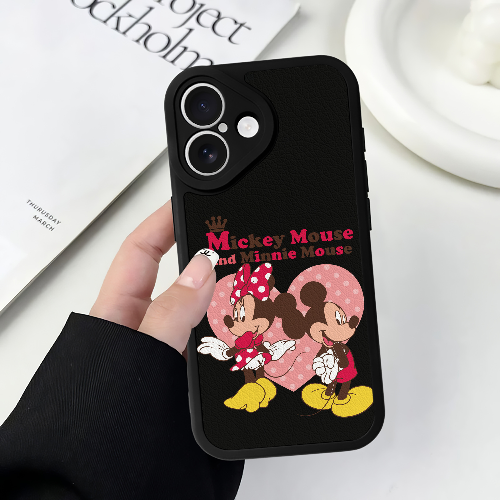 （画像用） ミッキーマウス Mickey Mouse 【iPhone 16シリーズ対応】シリコンスマホケース（レザー調） 材質：シリコン